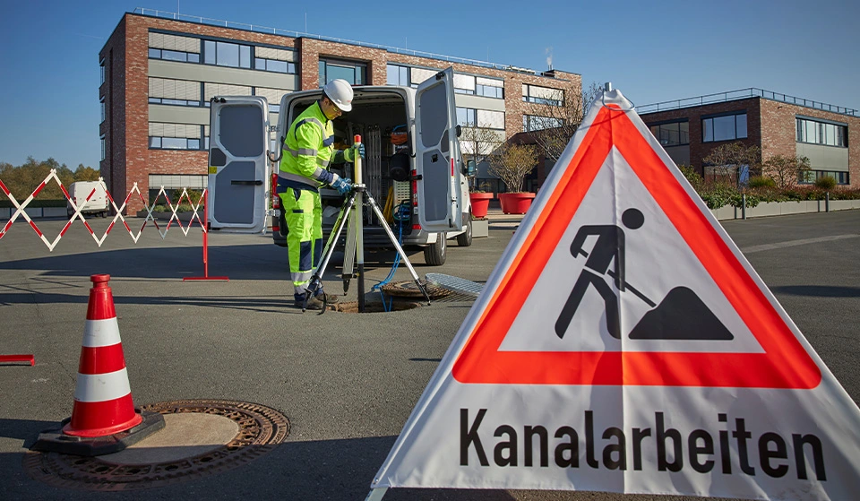 Mitarbeiter bei der Reinigung eines betrieblichen Kanalsystems
