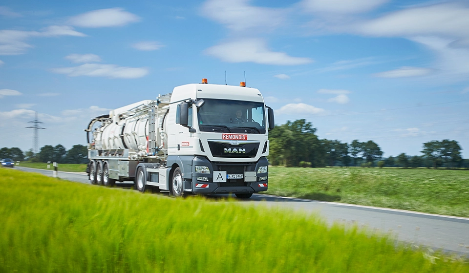 Mobile Wasseraufbereitungsfahrzeug als Saug- und Spülfahrzeug