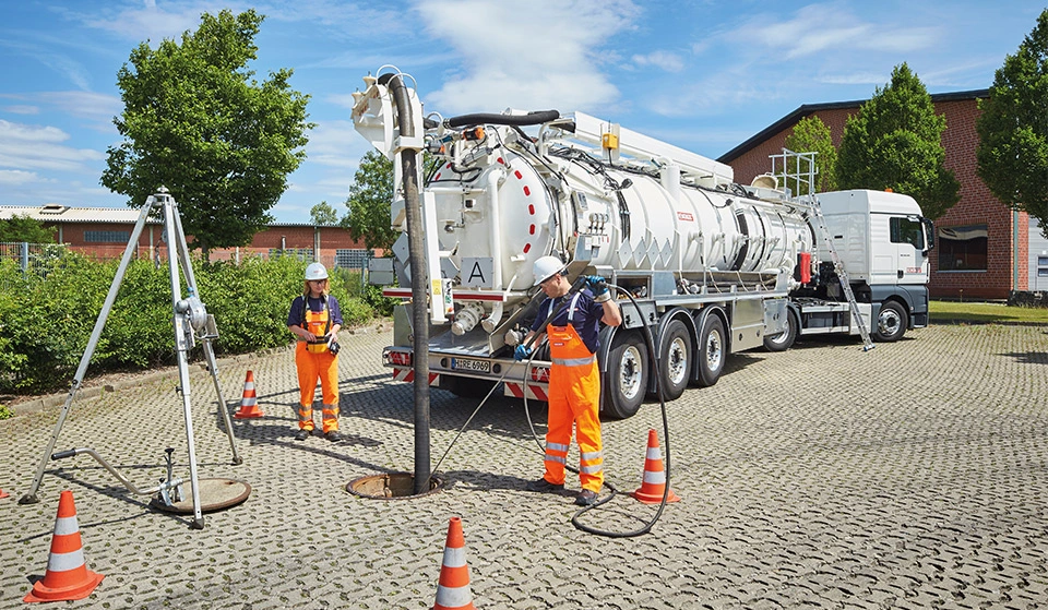 Prüfung eines Ölabscheiders mit einem Saug-Druck-Tankfahrzeug